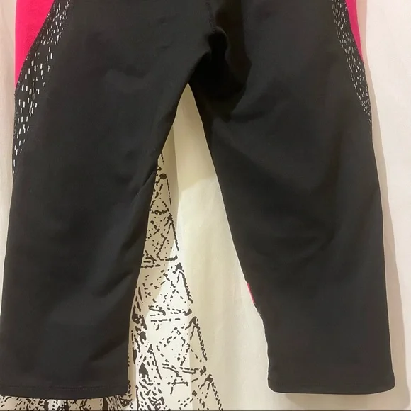 Fabletics Black Pink Insert Panels Athletic Workout Capri Leggings - Picture 9 of 9
